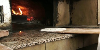 将土耳其披萨皮塔放入木质烤炉