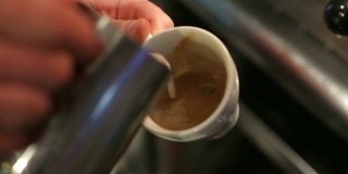 拿铁艺术-用牛奶在一杯咖啡里画一颗心