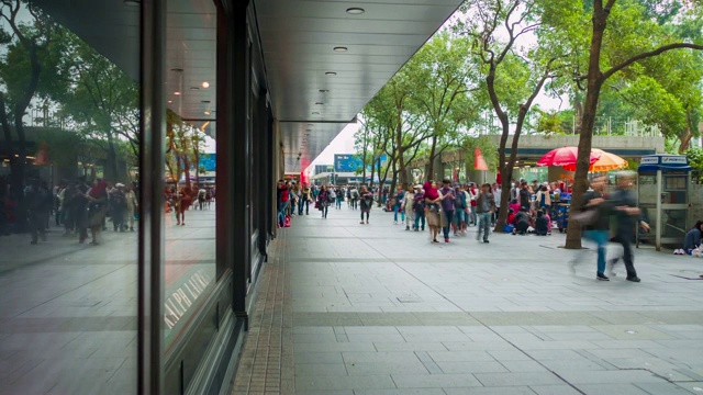 4K TIME LAPSE (4096x2160):香港人走在人行道上。平移风格。(苹果PRORES 422(总部))。4 k运输