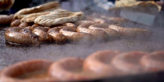 街头食品市场小贩烹饪和出售香肠