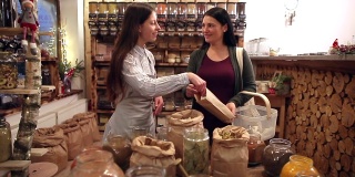 零浪费购物-妇女购买食品在包装免费杂货店。