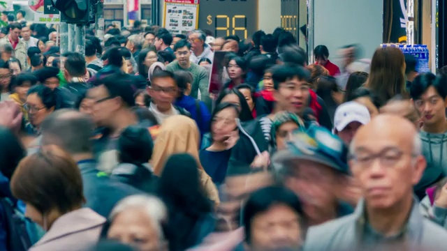 4K TIME LAPSE (4096x2160):香港人走在人行道上。(苹果PRORES 422(总部))。4 k运输