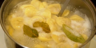 饺子是用月桂叶在水中煮的