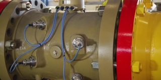 发动机泵水概述或设备横截面。现场。大型管特写