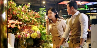 亚洲夫妇买花