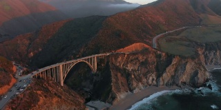 4k航拍视频-大苏尔海岸线的比克斯比溪桥，美国加州