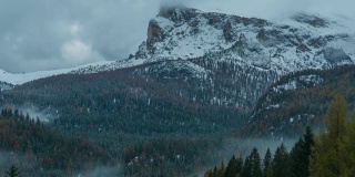 4k时间的Domite意大利美丽的森林山地景观与雪和云移动