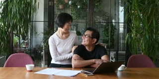 微笑着做家庭理财的中国老年夫妇