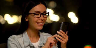 肖像快乐的女人使用智能手机，方便的移动在线服务