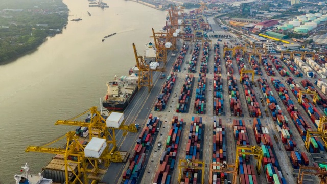 国际港口在进出口业务物流中使用起重机装载集装箱的超失效。