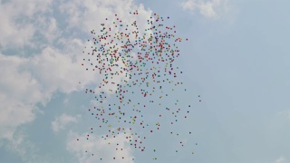 气球飞向天空视频素材模板下载