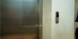 进入电梯