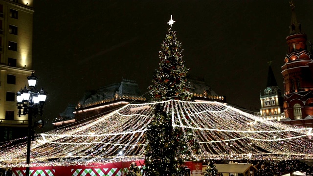 圣诞节(新年)装饰在莫斯科(晚上)，俄罗斯-克里姆林宫附近的管理广场