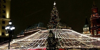 圣诞节(新年)装饰在莫斯科(晚上)，俄罗斯-克里姆林宫附近的管理广场