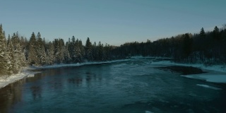 鸟瞰图北部自然森林和河流在冬天，魁北克，加拿大