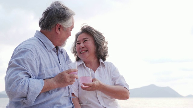 一个老人和他的妻子在沙滩上开迷你派对。有生活方式、情感和退休观念的人。