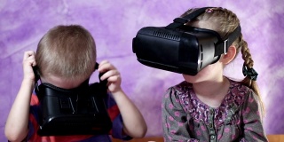 孩子们在床上，玩着虚拟现实游戏-股票视频