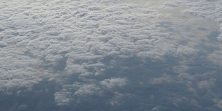 乘飞机旅行。从飞机窗口鸟瞰。美丽的cloudscape。