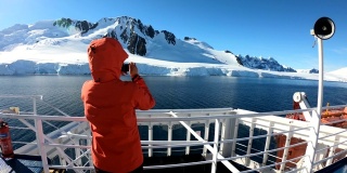 女人们在南极船上拍照