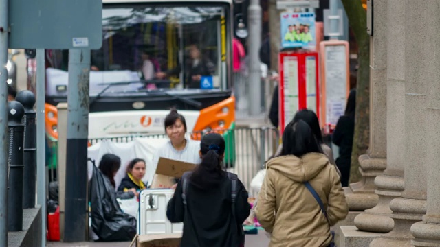 4K TIME LAPSE (4096x2160):香港人走在人行道上。(苹果PRORES 422(总部))。4 k运输、香港