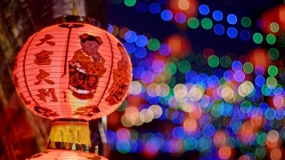 中国新年的灯笼装饰在唐人街，文字意味着好运和幸福。视频素材模板下载