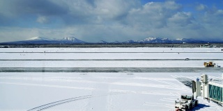 扫雪机在暴风雪期间清除机场跑道和道路上的积雪