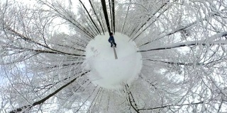 人走过美丽的冬季森林，VR360, 360度，360度，VR，小星球效果