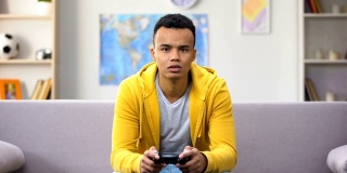 沉溺于电脑游戏的非裔美国少年毫无表情
