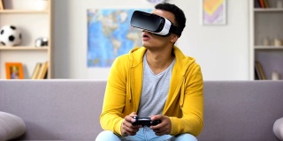 非裔美国少年在VR头盔中玩电子游戏，现代科技