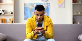 非裔美国青少年在智能手机上玩病毒式游戏，沉迷于电子设备