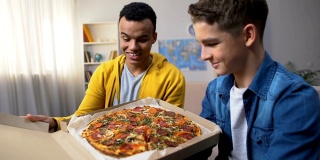 两个混血儿朋友为学生聚会开披萨盒，送外卖
