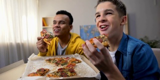 非裔美国人和白人青少年喜欢吃披萨，看喜剧表演