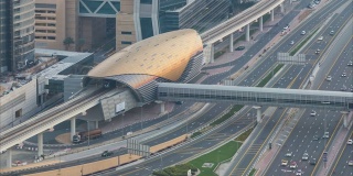 4K延时-现代无人驾驶迪拜高架轨道地铁系统，沿着谢赫扎耶德路向前跑