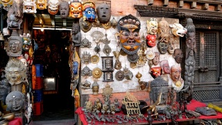 尼泊尔加德满都出售传统的彩色手工木制面具和手工艺品。在巴德岗的杜巴和帕坦的纪念品商店。斯瓦扬布纳特亚洲装饰市场视频素材模板下载