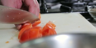 用锋利的刀把番茄切成片