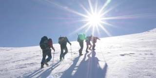 一群登山者正在山顶上行走