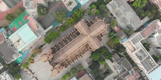 在广州圣心大教堂俯视图。无人机升起