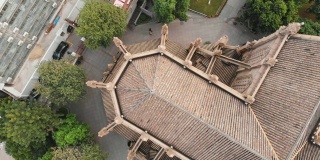 广州圣心大教堂，一架无人机在教堂屋顶上绕轴旋转。