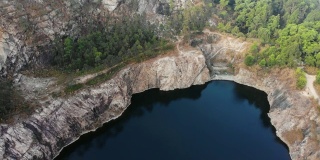 闭坑黑湖，周围有大悬崖峭壁。拍摄与无人机