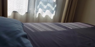美容室的床上堆满了干净的白色枕头和床单。特写镜头。阳光下的镜头天赋
