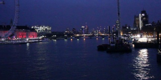 英国伦敦，伦敦眼城市天际线摩天大楼灯光横跨泰晤士河