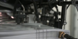 印刷厂的印刷机装满了工作。从印刷机上取下叶子