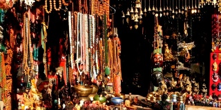 尼泊尔加德满都出售传统的彩色手工木制面具和手工艺品。在巴德岗的杜巴和帕坦的纪念品商店。斯瓦扬布纳特亚洲装饰市场