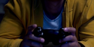 非裔美国青少年晚上玩电子游戏，睡眠不规律，健康问题
