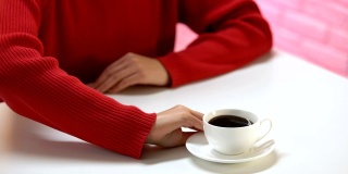 咖啡顾客拒绝喝甜咖啡，推开白杯，咖啡因