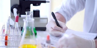 在微生物实验室，研究人员正在检查试管中的化学样品。