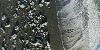 冰岛钻石海滩上的冰鸟瞰图