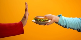 女人吃有机沙拉拒绝脂肪汉堡，健康营养的选择，排毒