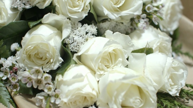 特写白玫瑰花束。爱的概念