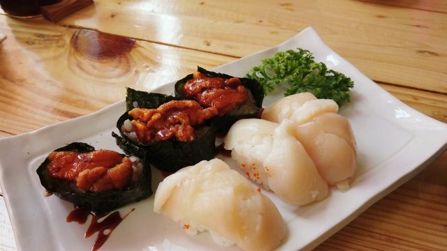 日本料理寿司套餐(uni Sushi and Hotate Sushi on the plate)